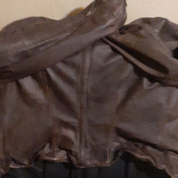intage 90's leather jacket . A classic look.. - Picture 5 of 6